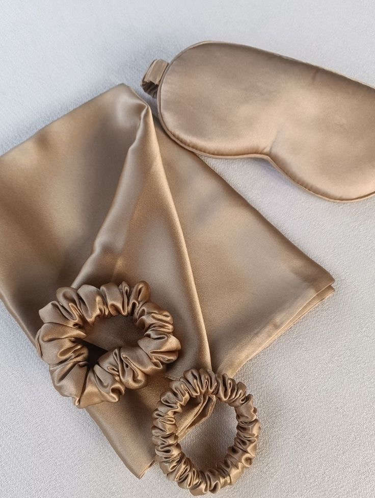 ست روبالشتی و چشم‌بند ساتن – نرم، ضدحساسیت و محافظ مو |