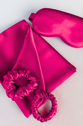 ست روبالشتی و چشمبند ساتن و دو عدد اسکرانچی دوسایز – نرم، ضدحساسیت و محافظ مو |